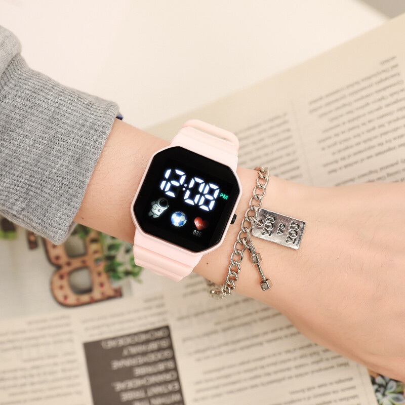 Детски часовник Спортни LED цифрови часовници Футболна силиконова каишка Водоустойчив електронен ръчен часовник за деца Момчета Момичета Подаръци