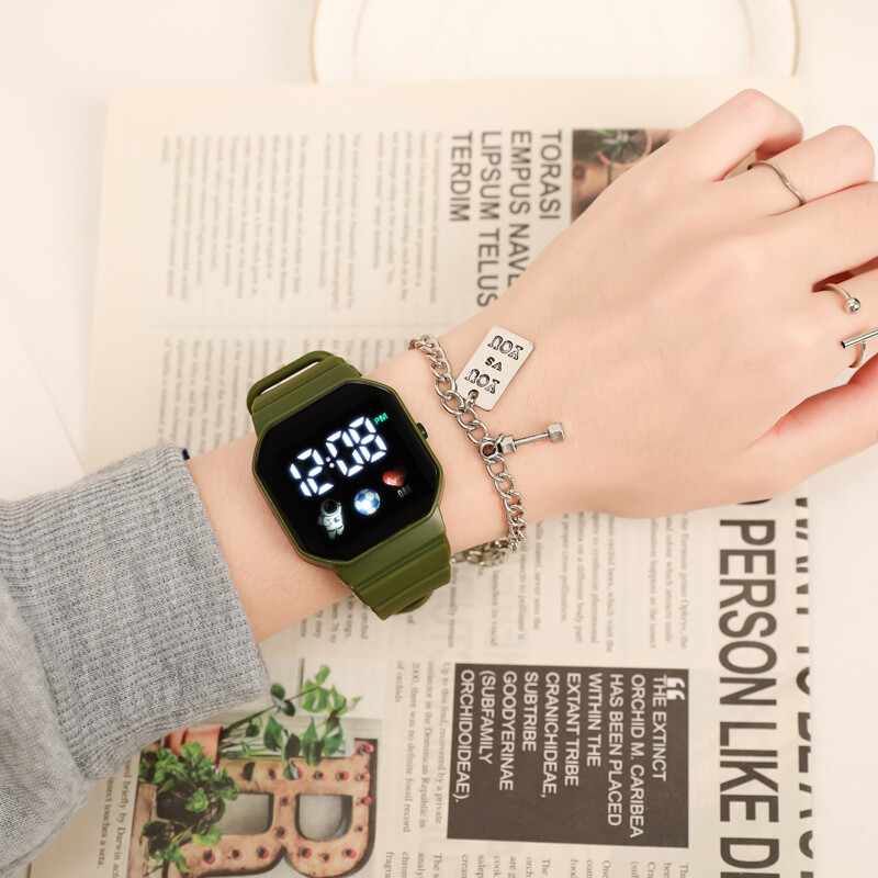 Детски часовник Спортни LED цифрови часовници Футболна силиконова каишка Водоустойчив електронен ръчен часовник за деца Момчета Момичета Подаръци