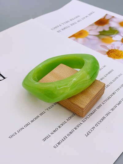 Модна и смела акрилна гривна с мраморен модел за дамско ежедневно облекло и гривни за партита за жени