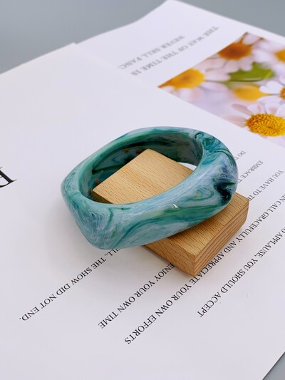 Модна и смела акрилна гривна с мраморен модел за дамско ежедневно облекло и гривни за партита за жени