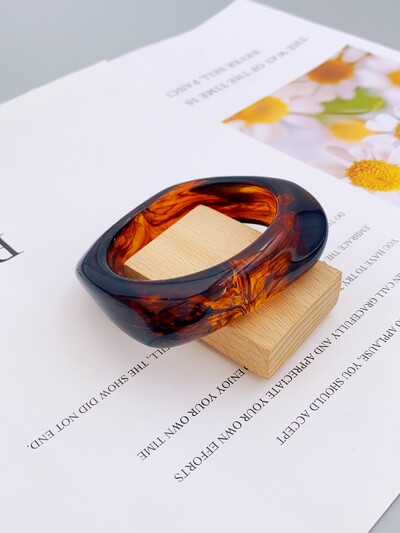 Модна и смела акрилна гривна с мраморен модел за дамско ежедневно облекло и гривни за партита за жени