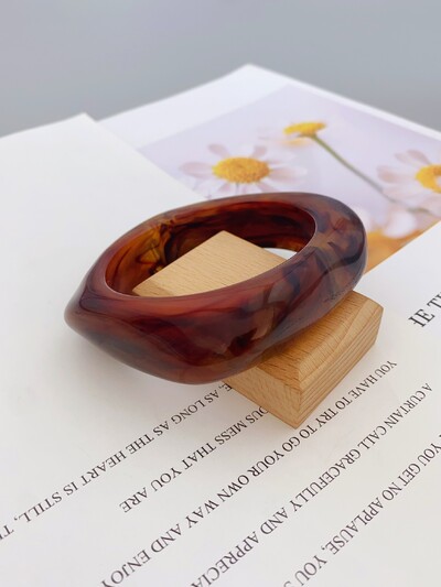 Модна и смела акрилна гривна с мраморен модел за дамско ежедневно облекло и гривни за партита за жени