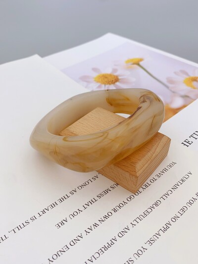 Модна и смела акрилна гривна с мраморен модел за дамско ежедневно облекло и гривни за партита за жени