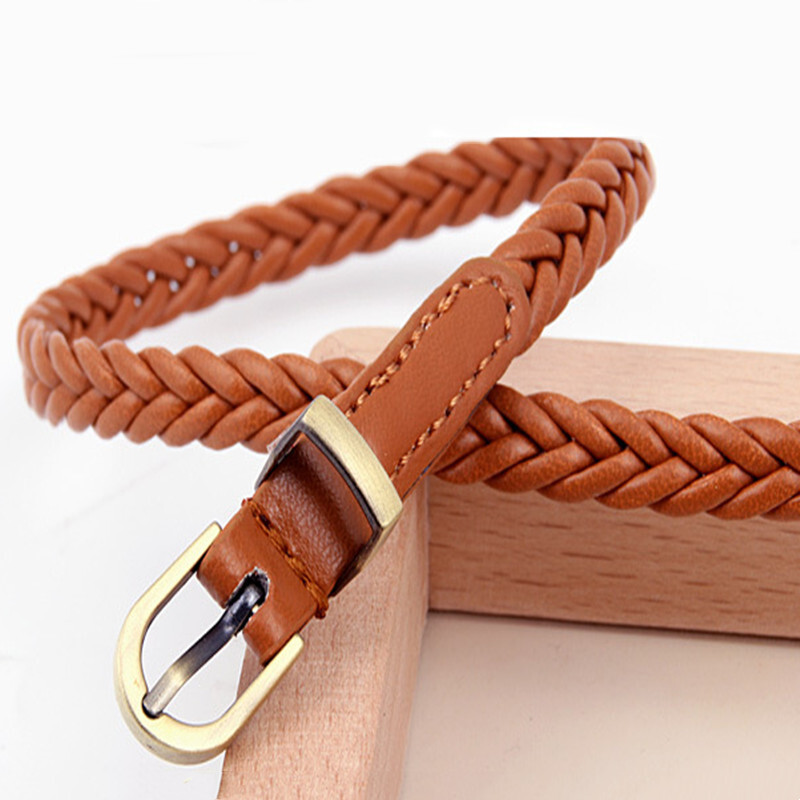 Дамска рокля с украсена риза с непробивна игла и катарама, малък колан