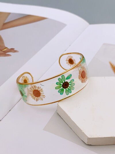 Bratara din rasina transparenta realizata manual cu flori uscate reale pentru femei