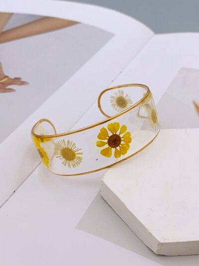 Bratara din rasina transparenta realizata manual cu flori uscate reale pentru femei