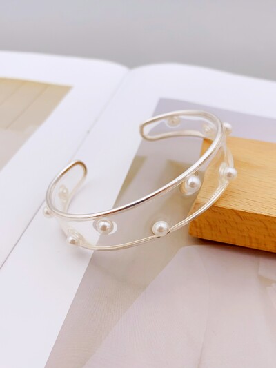 Bratara din rasina transparenta realizata manual cu flori uscate reale pentru femei