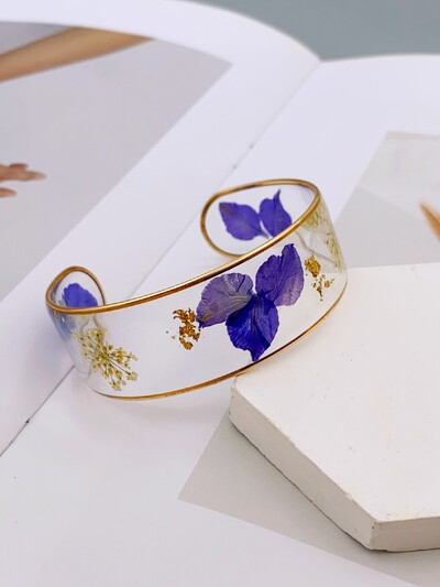 Bratara din rasina transparenta realizata manual cu flori uscate reale pentru femei