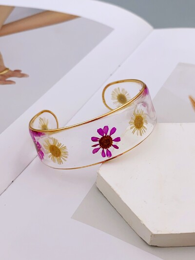 Bratara din rasina transparenta realizata manual cu flori uscate reale pentru femei