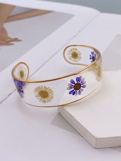 Bratara din rasina transparenta realizata manual cu flori uscate reale pentru femei