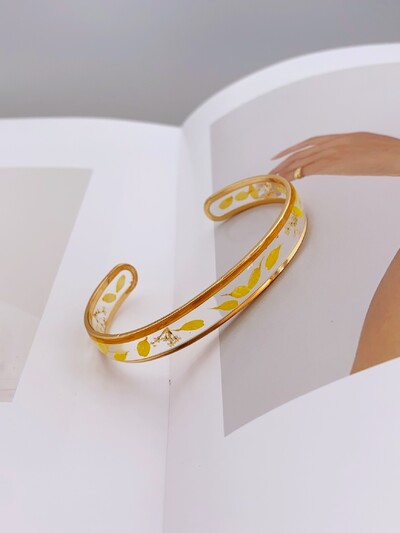 Bratara din rasina transparenta realizata manual cu flori uscate reale pentru femei