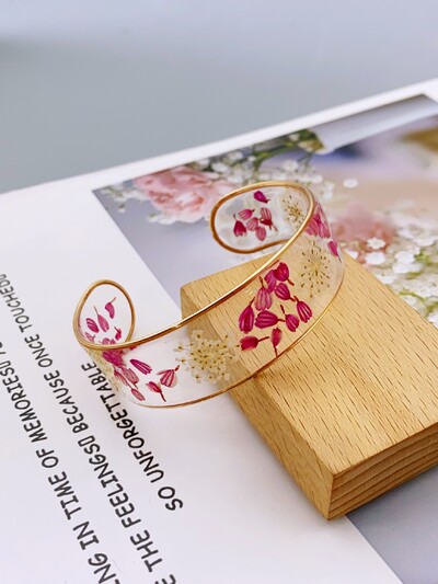 Bratara din rasina transparenta realizata manual cu flori uscate reale pentru femei