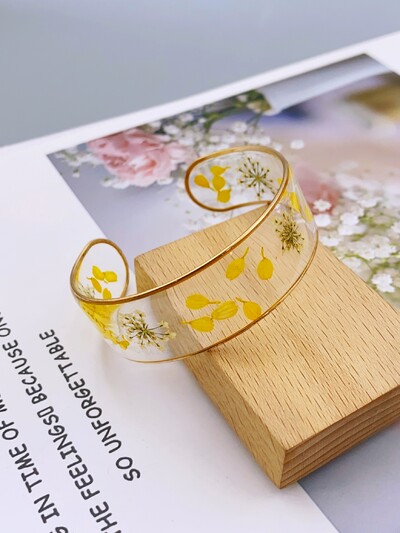 Bratara din rasina transparenta realizata manual cu flori uscate reale pentru femei