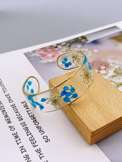 Bratara din rasina transparenta realizata manual cu flori uscate reale pentru femei