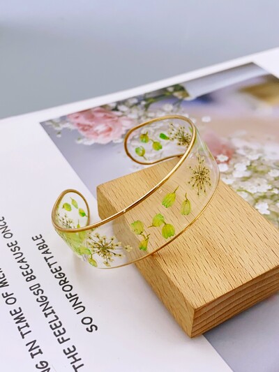 Bratara din rasina transparenta realizata manual cu flori uscate reale pentru femei