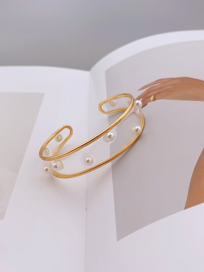 Bratara din rasina transparenta realizata manual cu flori uscate reale pentru femei