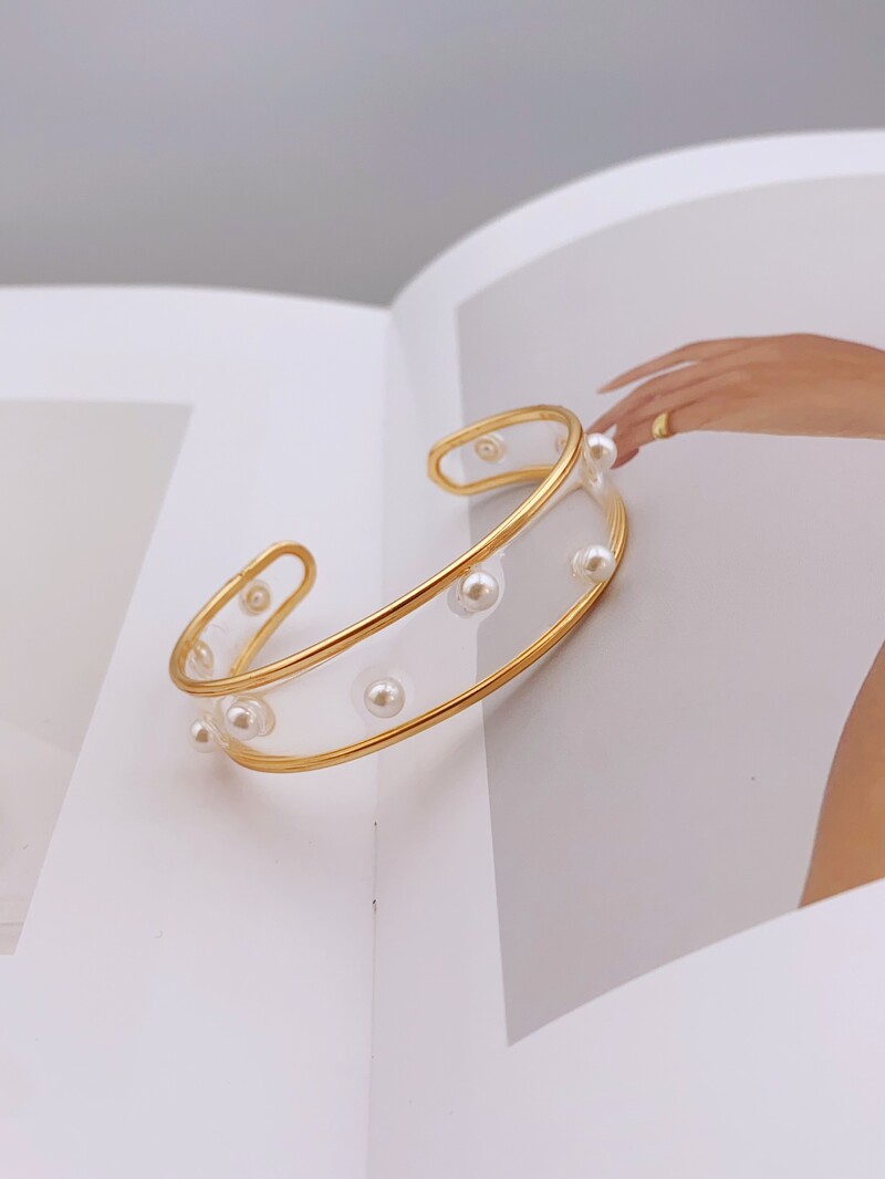 Bratara din rasina transparenta realizata manual cu flori uscate reale pentru femei