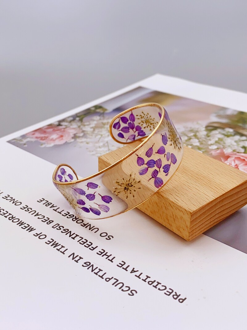 Bratara din rasina transparenta realizata manual cu flori uscate reale pentru femei