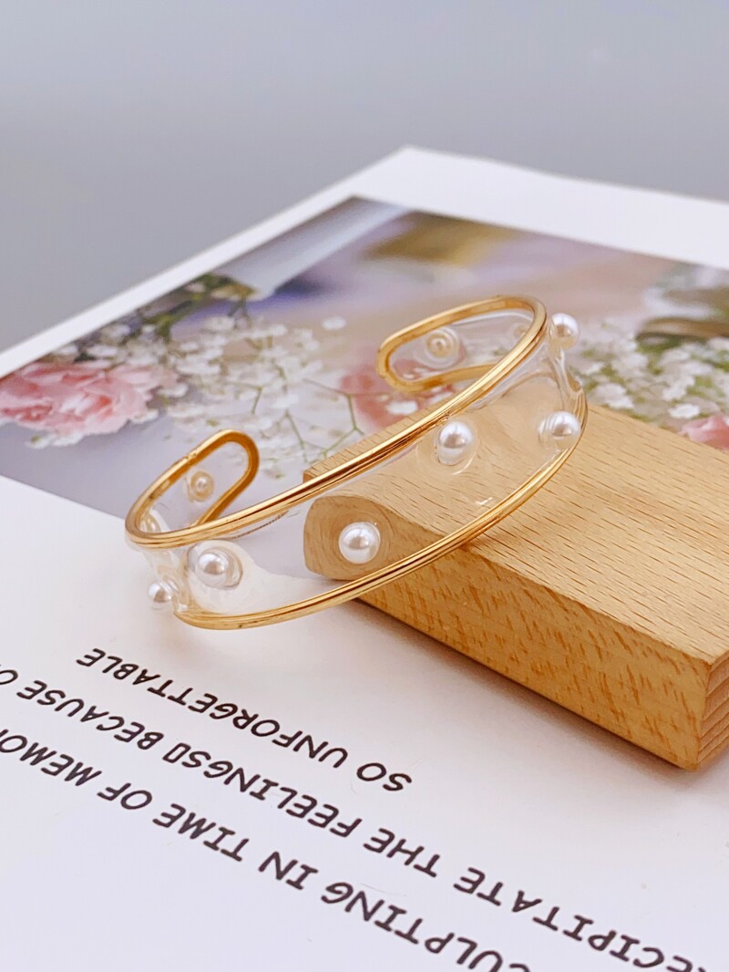 Bratara din rasina transparenta realizata manual cu flori uscate reale pentru femei