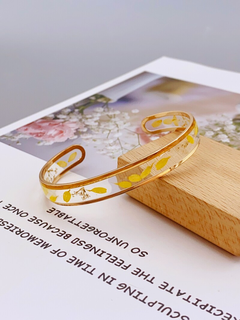 Bratara din rasina transparenta realizata manual cu flori uscate reale pentru femei