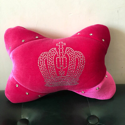 Pernă moale pentru gât mașină de pluș cu coroană de diamante cu cristal luminos în formă de os Pernă pentru tetiera vehiculului Accesorii pentru interiorul auto