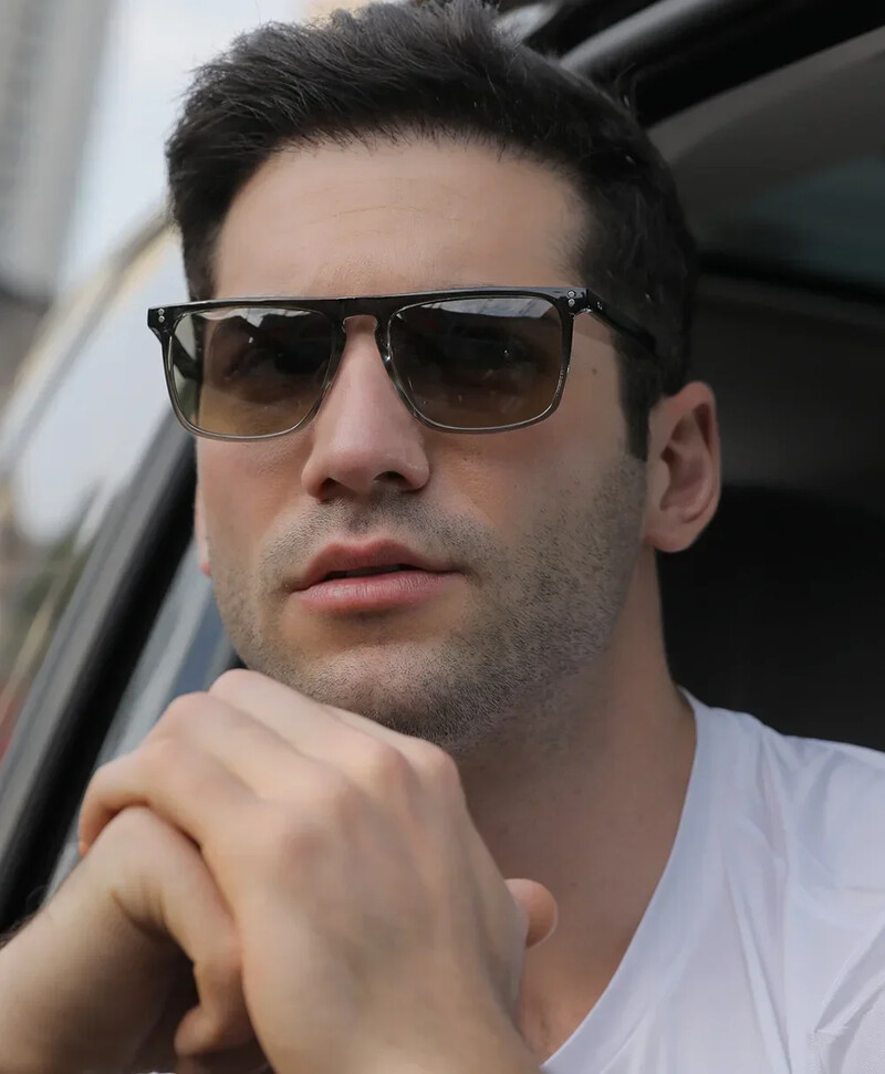 Galima įsigyti madingų plokščių viršutinių kvadratinių fotochrominių akinių stilingų sportinių akinių, skirtų bėgimui automobiliu, vairuojant, atostogaujant kelionėms ir žvejybai