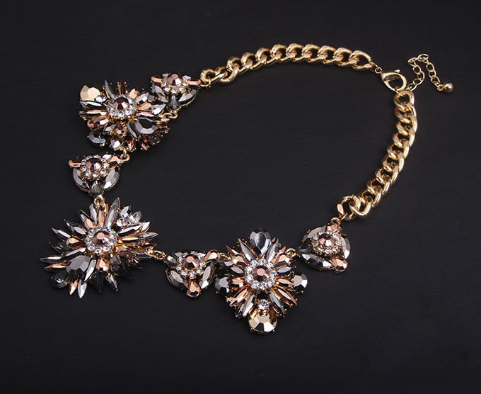 Colier exagerat cu claviculă scurtă din piatră prețioasă colorată europeană și americană, accesorii de modă pentru femei en-gros