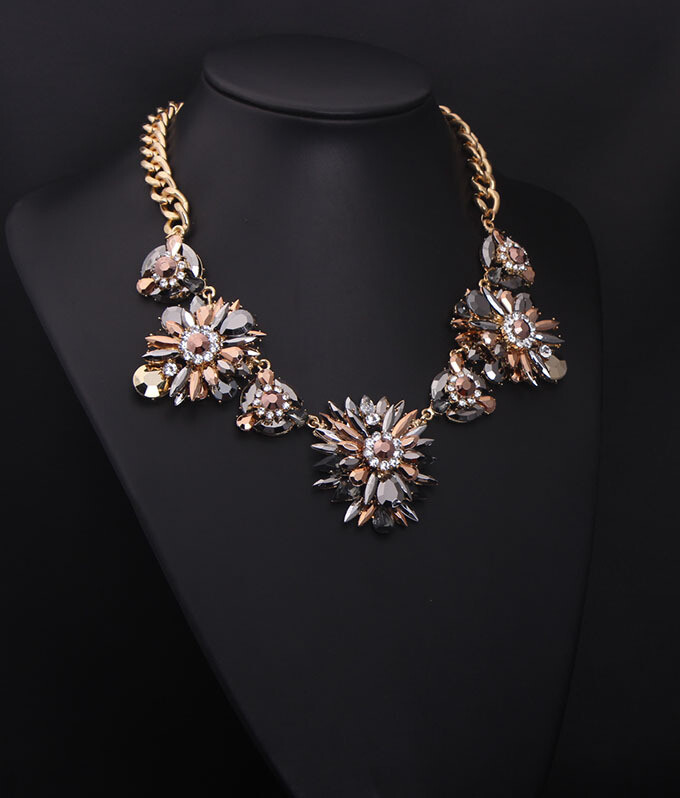 Colier exagerat cu claviculă scurtă din piatră prețioasă colorată europeană și americană, accesorii de modă pentru femei en-gros