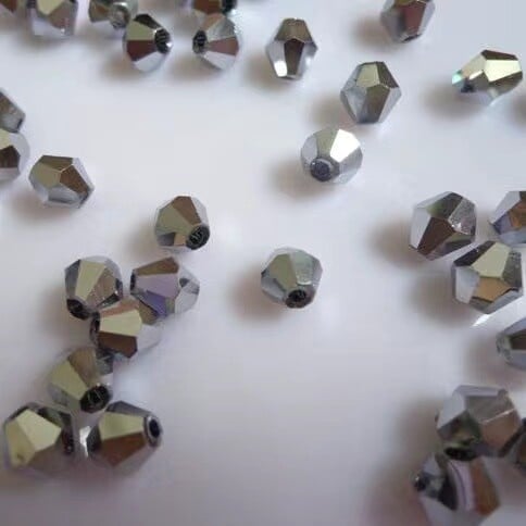 DIY juvelierizstrādājumu aksesuāri diametrs 4mm romba krāsaina kristāla stikla smailas krelles ar rokām darinātas krelles rokassprādzes matadata aksesuāri