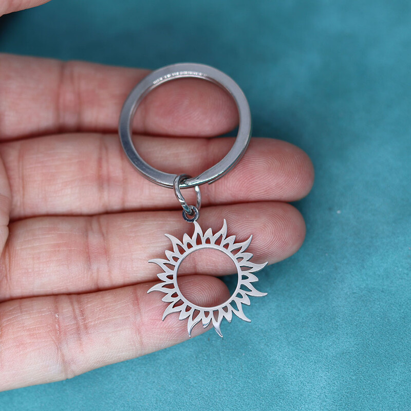 Nedar roku darbs saules simbola atslēgu piekariņš sievietēm vīriešiem nerūsējošā tērauda atslēgu piekariņš Talisman rotaslietas kulons atslēgu piekariņš metāla pārim