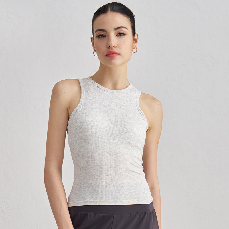 Ērta, rievota, bezpiedurkņu, sviesta, mīksta sieviešu virspuse ar augstu kakla izgriezumu, slaida, ikdienas vidukļa garuma joga skriešanas veste četros virzienos.