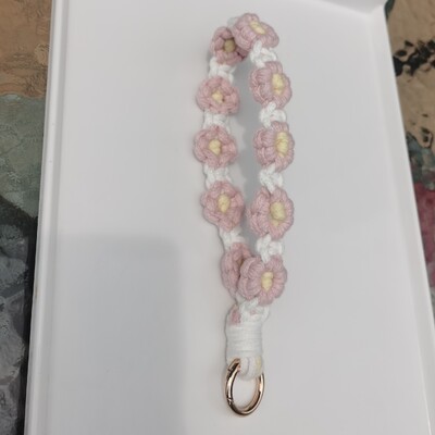 Ziedu margrietiņas kulonu atslēgu piekariņš, kas nēsāts uz plaukstas bohēmisks, ar rokām austs ziedu atslēgu piekariņa maisiņš, kulonu dekors