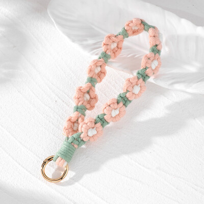 Ziedu margrietiņas kulonu atslēgu piekariņš, kas nēsāts uz plaukstas bohēmisks, ar rokām austs ziedu atslēgu piekariņa maisiņš, kulonu dekors