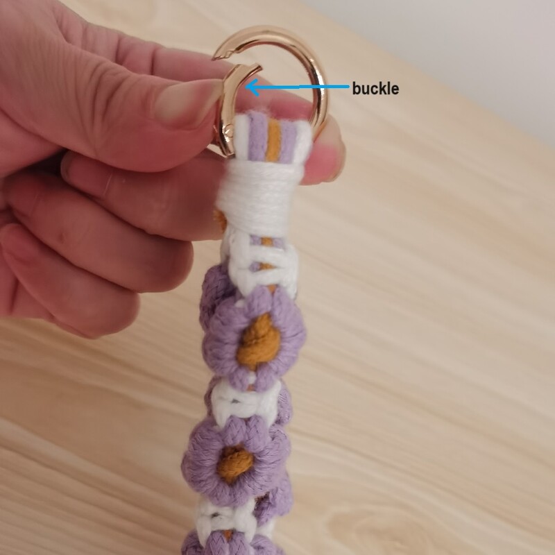 Ziedu margrietiņas kulonu atslēgu piekariņš, kas nēsāts uz plaukstas bohēmisks, ar rokām austs ziedu atslēgu piekariņa maisiņš, kulonu dekors