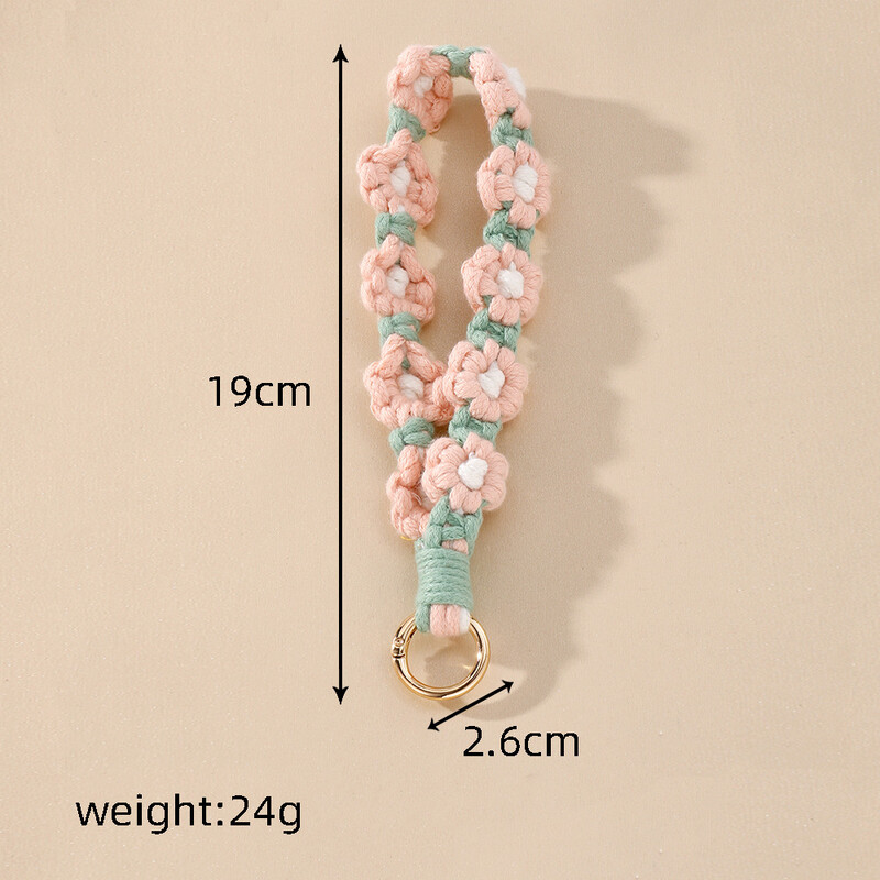 Ziedu margrietiņas kulonu atslēgu piekariņš, kas nēsāts uz plaukstas bohēmisks, ar rokām austs ziedu atslēgu piekariņa maisiņš, kulonu dekors