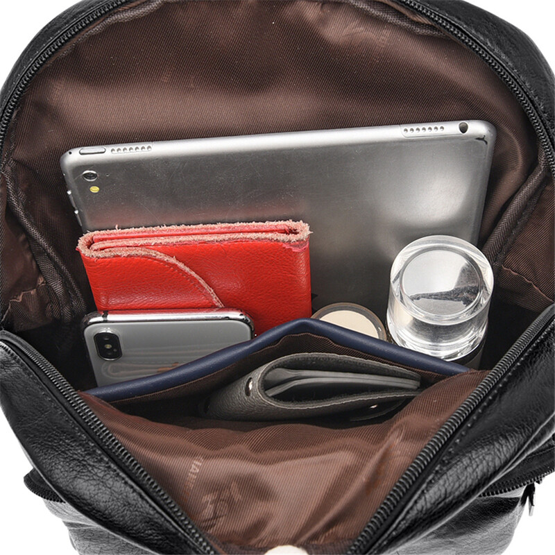 Rucsacuri din piele moale pentru femei.