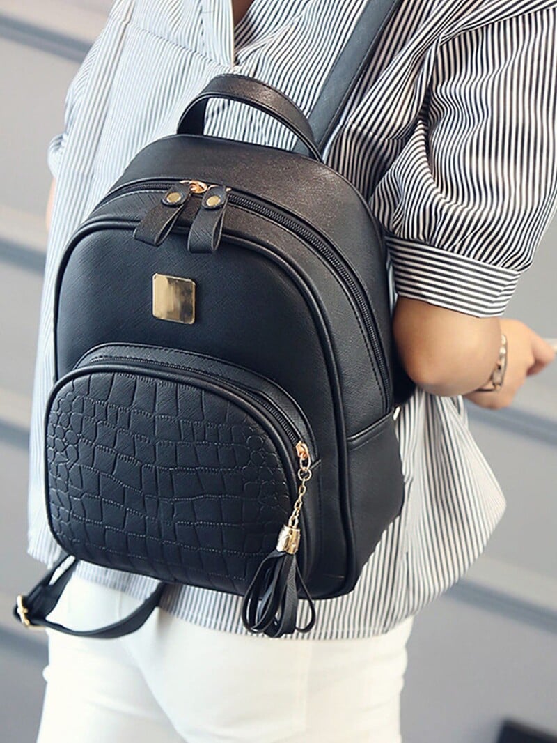 Rucsac clasic cu decor metalic în relief cu crocodil