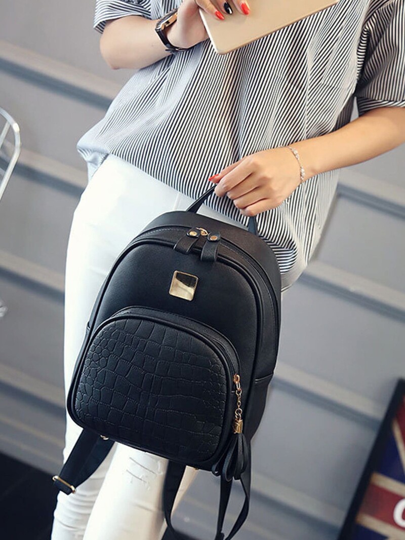 Rucsac clasic cu decor metalic în relief cu crocodil