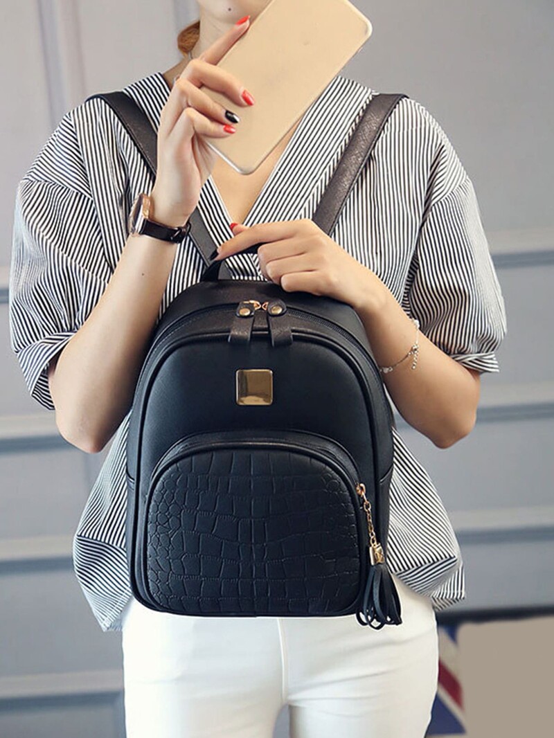 Rucsac clasic cu decor metalic în relief cu crocodil