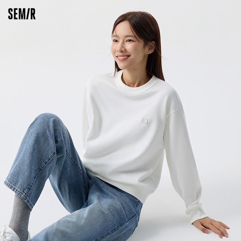 Semir Hoodie Sieviešu Vienkāršs, vienkāršs, brīvs izšūts 2025. gada jauns pavasara sieviešu apģērbs ar nolaižamiem pleciem