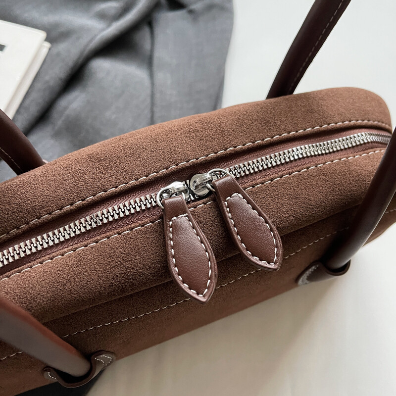 Genți de umăr de culoare burgundă pentru femei din piele intoarsa de capacitate mare naveta bowling geanta Boston 2024 iarna ultimele tendinte genti de mana femei