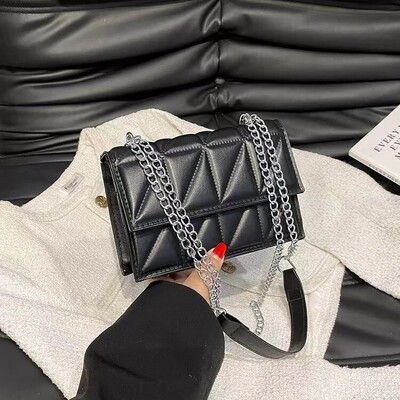 Mala četvrtasta torba s lančićem ispod pazuha, elegantna torba za jedno rame preko ramena