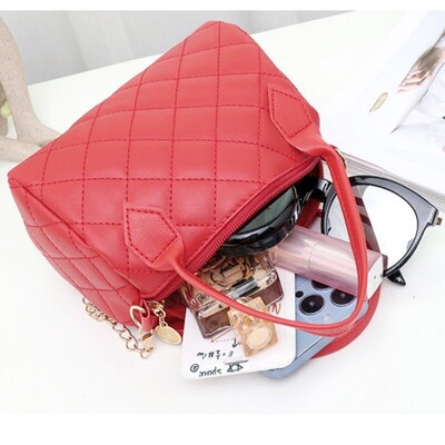 Genți de mână pentru femei, cu umăr matlasat, cu curea convertibilă în lanț.