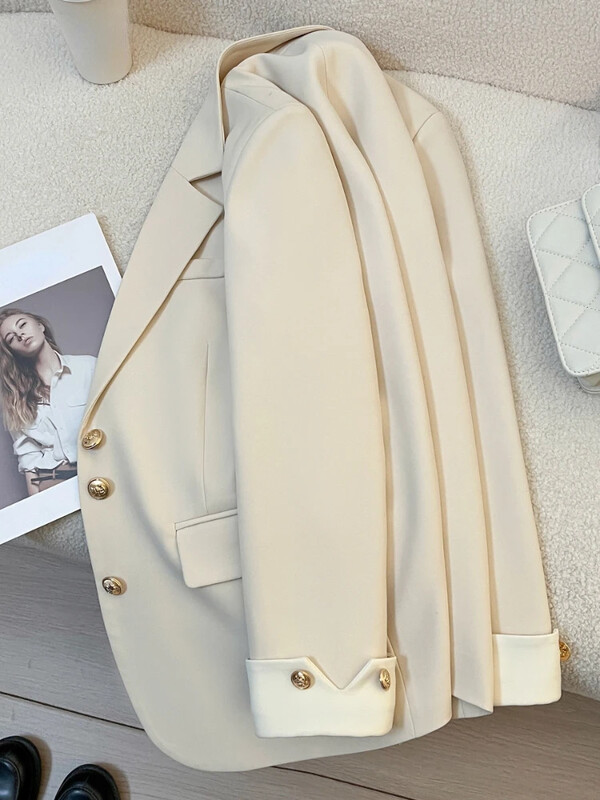 Nova moda 2024. Ženski dizajn Sense Niche Labavi mliječno bijeli blejzer jakna Proljetni ženski korejski odijelo za putovanje na posao Gornji kaput