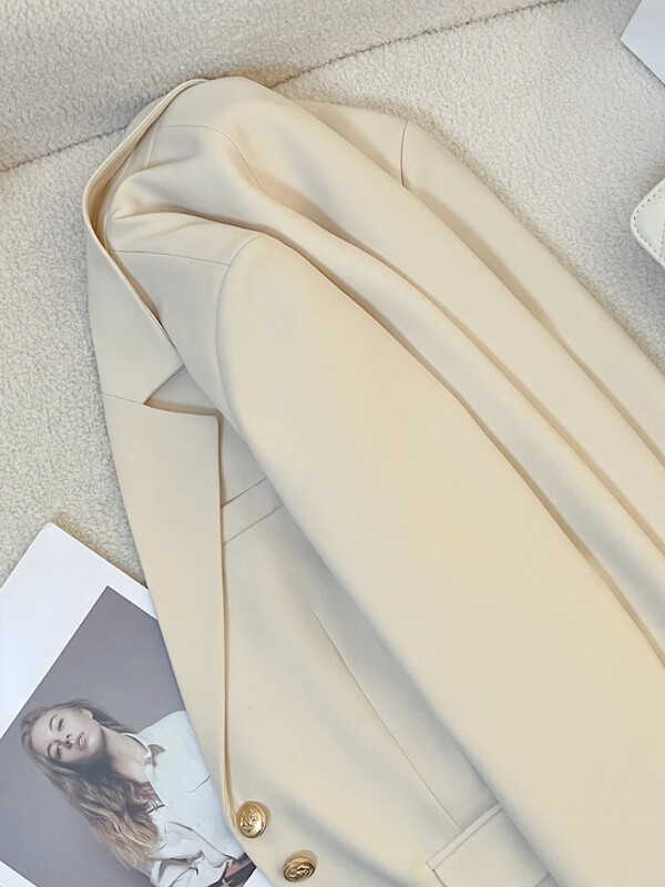 Nova moda 2024. Ženski dizajn Sense Niche Labavi mliječno bijeli blejzer jakna Proljetni ženski korejski odijelo za putovanje na posao Gornji kaput