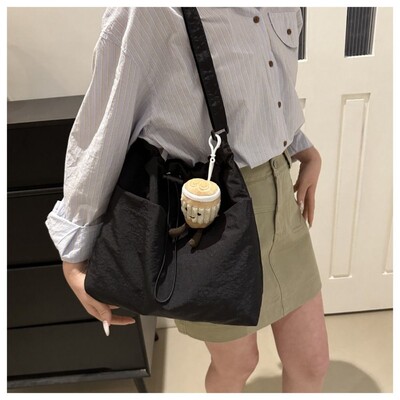 Geantă de umăr cu șnur de modă 2024, ocazional de călătorie, geantă de tote din nailon, de capacitate mare, geantă de tip găleată pentru femei.