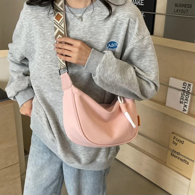 2025. gada jauna modes krustojuma soma, vienkārša, plata plecu siksnas dizaina viena plecu soma oriģinālā stila pārvietošanās klimpu sieviešu soma