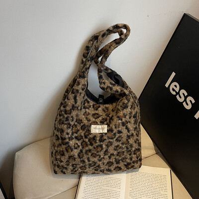 Geantă de umăr pentru femei, cu imprimeu leopard, cu buzunare interioare.