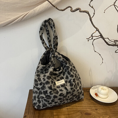 Geantă de umăr pentru femei, cu imprimeu leopard, cu buzunare interioare.