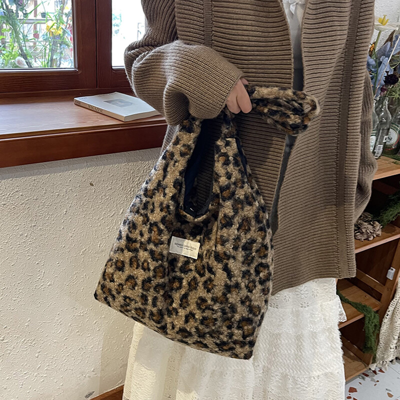 Geantă de umăr pentru femei, cu imprimeu leopard, cu buzunare interioare.